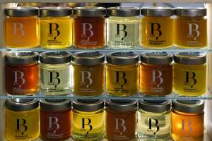 Pile di vasetti di miele B-Api